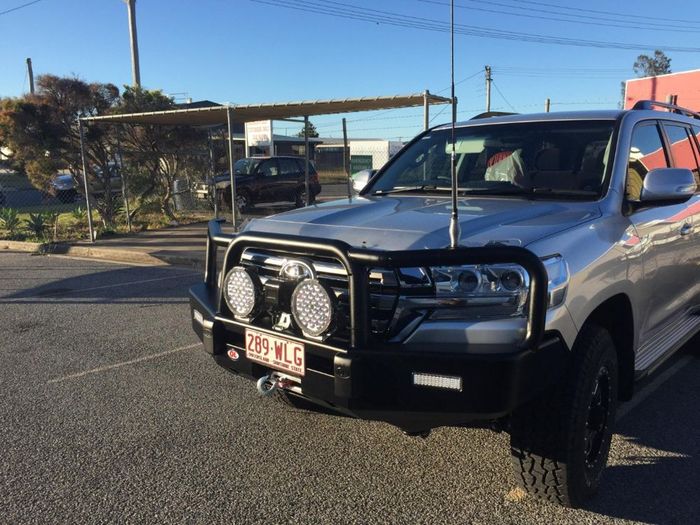 Opposite Lock Post-type bull bar, Toyota LandCruiser 200